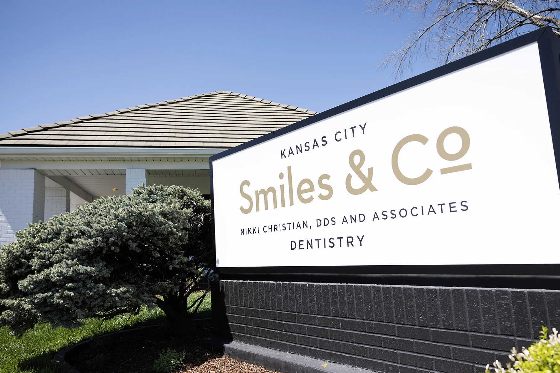 Exterior Signage at Kansas City Smiles & Co. in Independence, MO